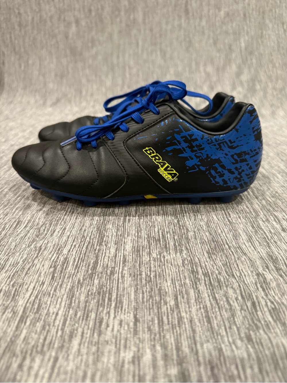 Brava Boy's size 6 Athletic Soccer Shoes — Black with Blue Accents